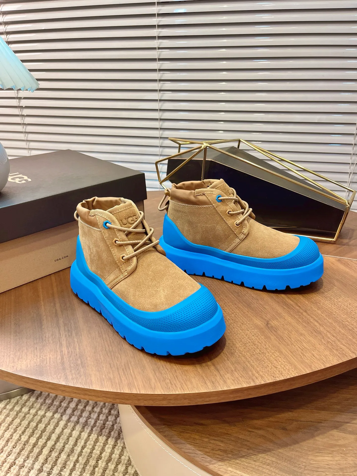 【UGG】 P: 560💰 Couple shoes Size: Women’s size 35-40 / Men’s size 40-44 UGG Tasman Weather Hybrid slip-on snow boots👢 Wang Yibo's same style 👏 adds a large orange sole to the classic Tasman shoe style, functional color contrast design, environmentally friendly waterproof and snowproof material, which has both fashionable and functional attributes. At the same time, it is paired with the new UGG furry shoes Keen's furry color-blocking jacket. Bright orange and maroon collide to create a new light outdoor style and open up a new travel experience in early autumn! Using the best materials, the 17mm fur integrated surface is warmer and breathable, and the outsole is upgraded to a lightweight and wear-resistant light wing technology outsole!